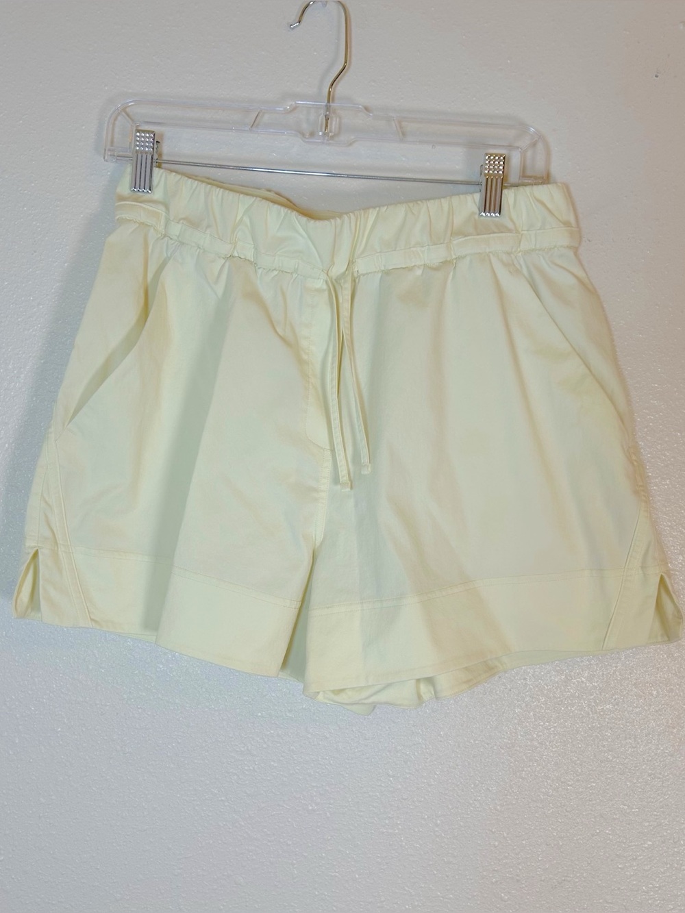 Lululemon Cinchable Waist Shorts M 3.5 Inseam Sundance Pale Yellow Athletic